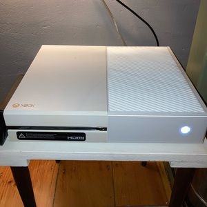 White Xbox one 500g with black wireless controller